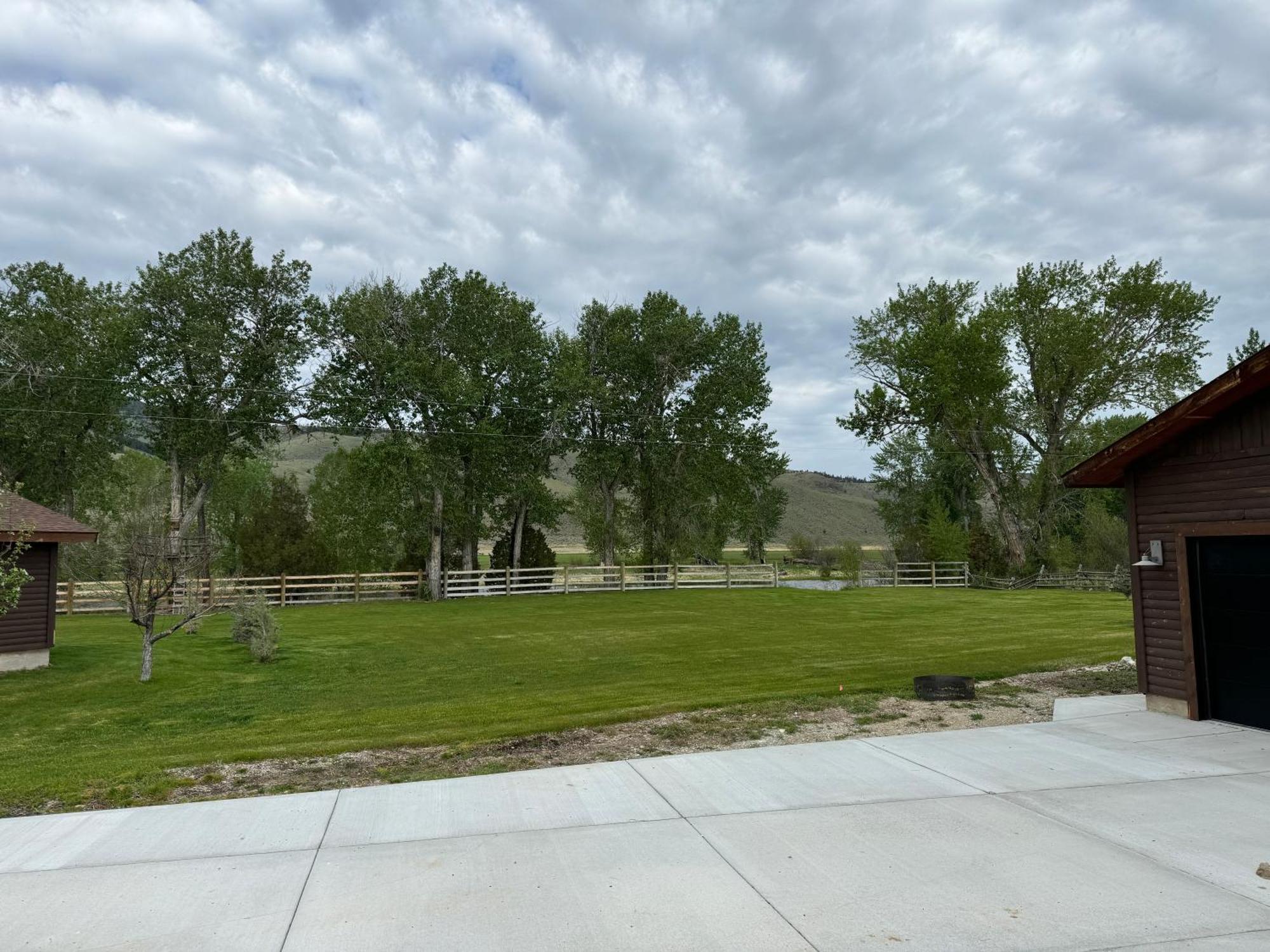 Sportsman Lodge Melrose Mt 巴提 外观 照片